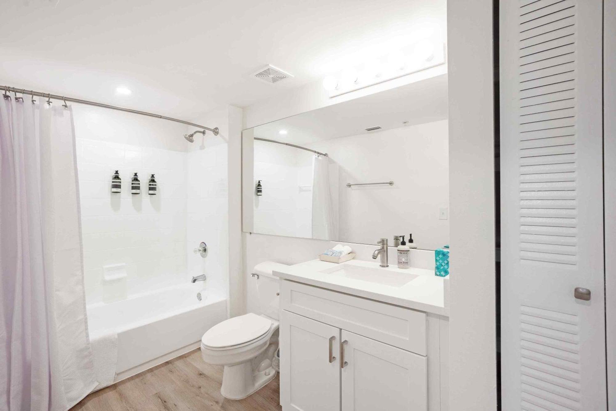 Stunning Centrally Located At New River Cove In South Florida Apartment *